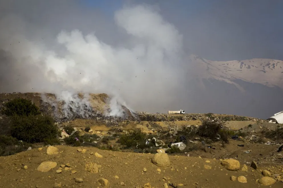 Continúan las tareas en el foco de residuos forestales en el vertedero
