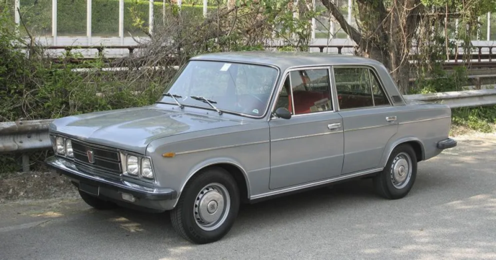 Le sacó una “reliquia” al abuelo y chocó a un auto estacionado