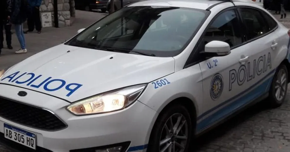 Fumaba marihuana arriba del techo de un vecino: fue detenido