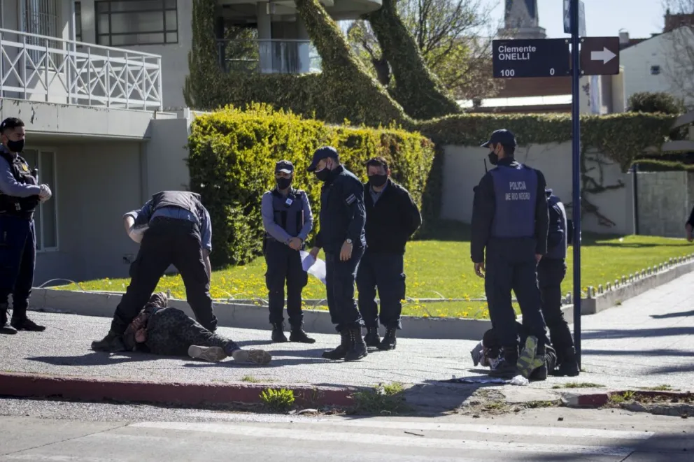 Insólito: Una mochila que podría tener un arma se puso en "cuarentena" por pertenecer a un joven con COVID-19
