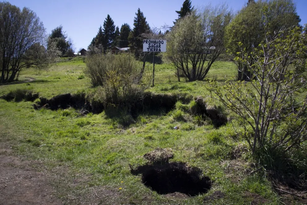 Preocupa el robo constante de tierra negra en un predio de calle Morales