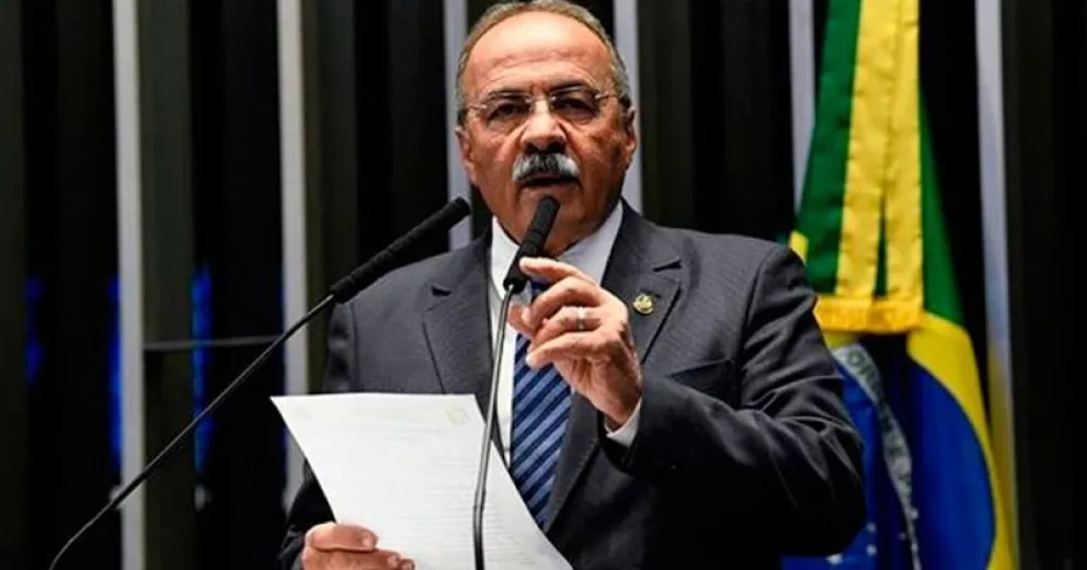 Senador amigo de Bolsonaro confundió su ano con una alcancía