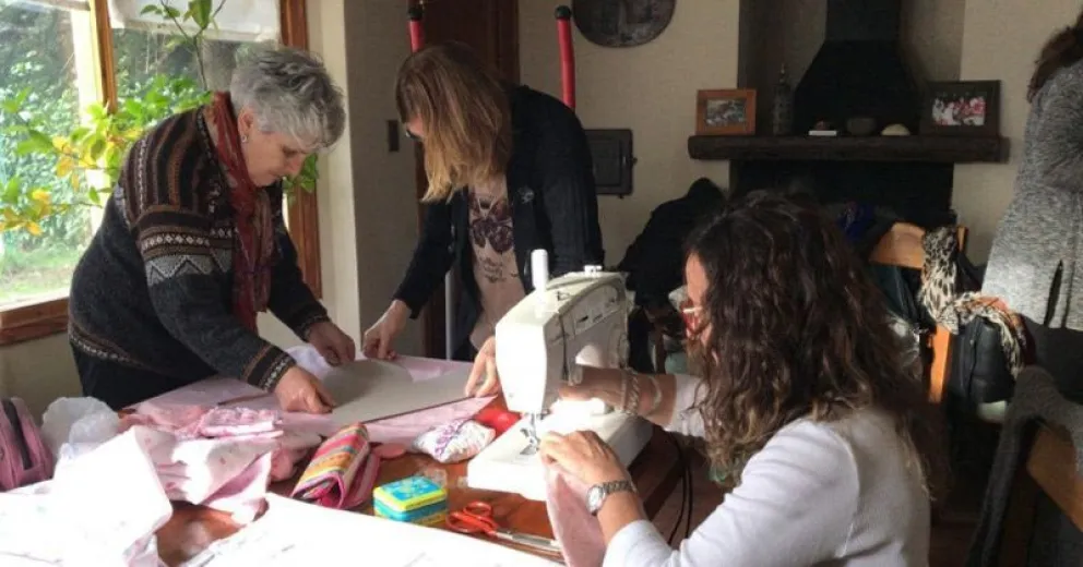 Entrega gratuita de almohadones para pacientes que han tenido cáncer de mama
