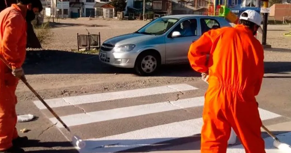 Precaución por trabajos de pintura de sendas peatonales