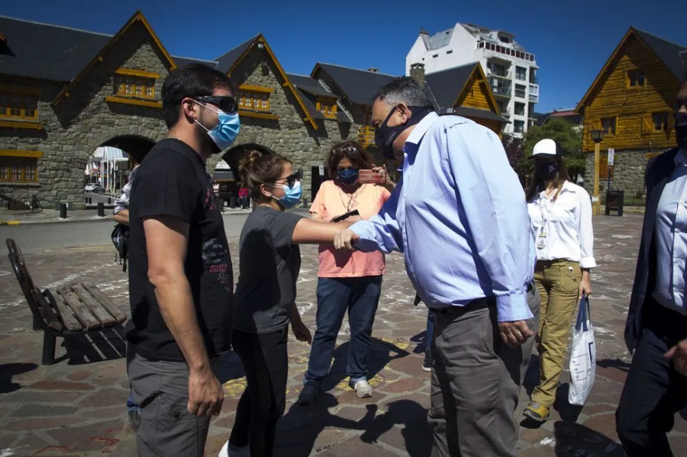 Volvió el turismo a Bariloche: hubo recibimiento oficial para los primeros visitantes
