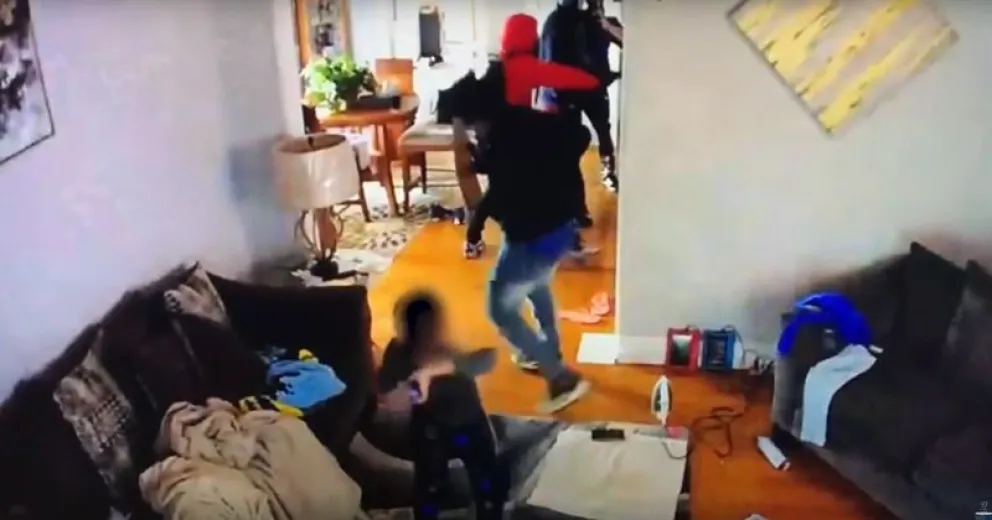 Un nene de 5 años le tiró con sus juguetes a los ladrones para defender a su mamá