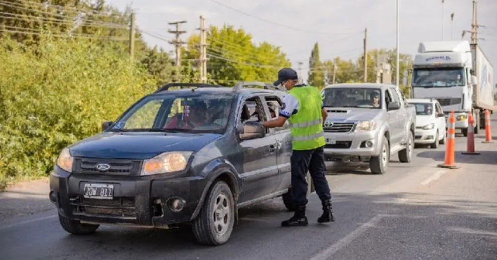 Empleado policial “cabeza dura”: violó dos veces la prohibición de circulación