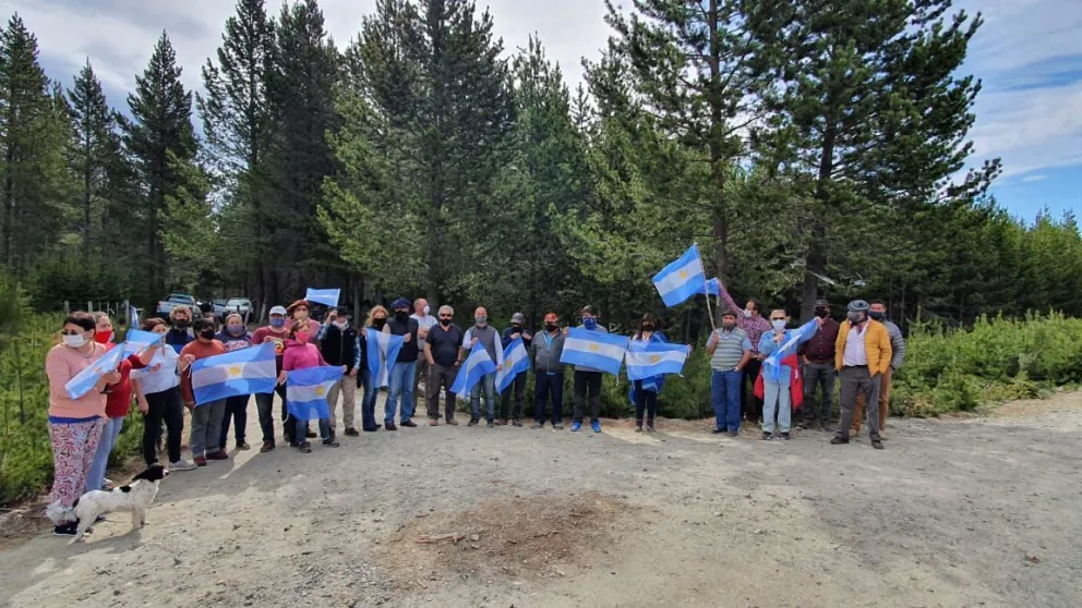 "Hay una tensa calma": vecinos se reunieron en El Foyel para rechazar la ocupación