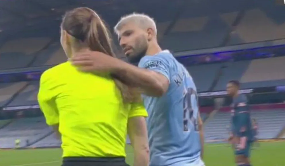 Polémico: Agüero agarró del hombro a una jueza de línea