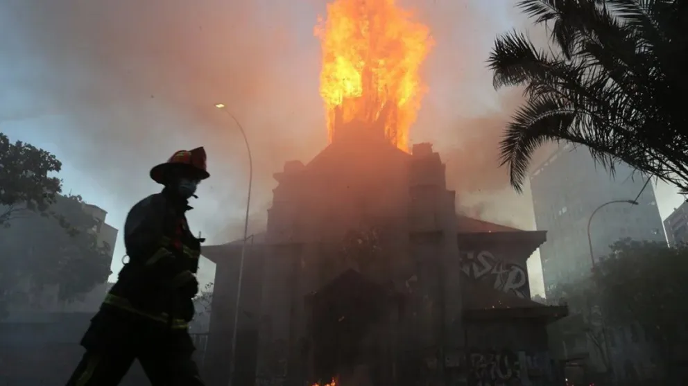 Queman dos iglesias y saquean comercios en protestas sociales en Chile