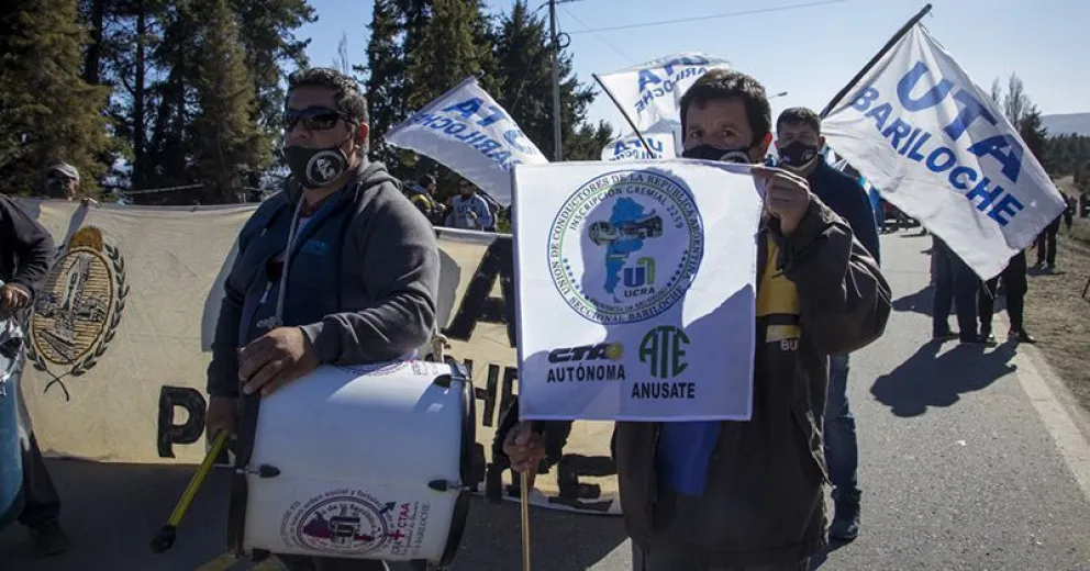 Choferes cortaron el ingreso a Bariloche: "necesitamos cobrar nuestro dinero"