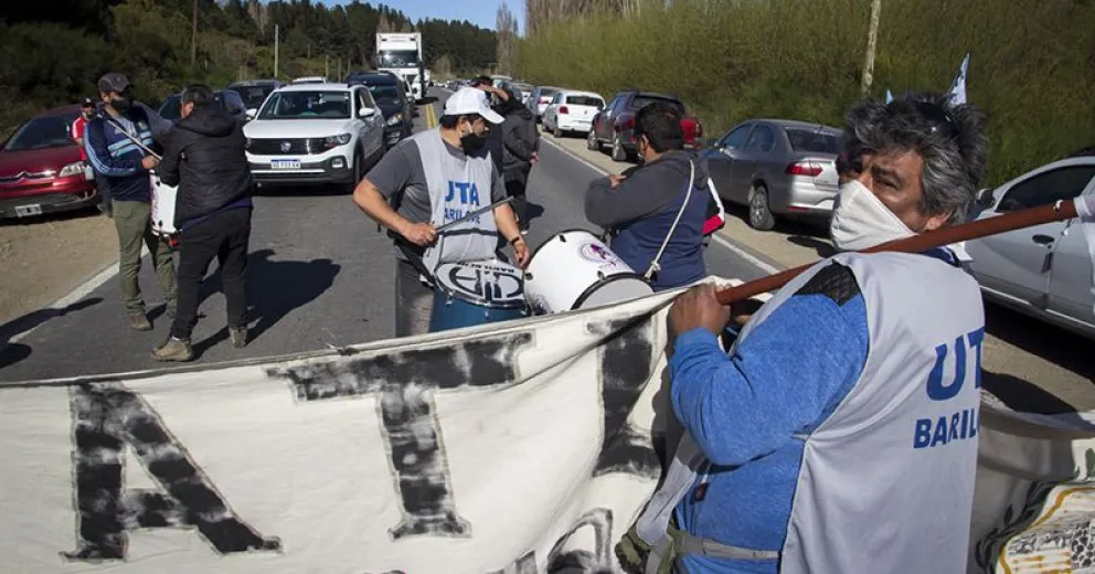Protesta de choferes de Mi Bus: desde Dina Huapi consideran “discriminatorio” el corte de la Ruta 40