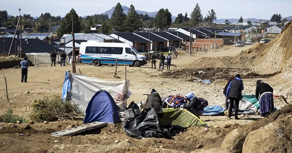 Fueron acusados por usurpar terrenos en el Este y abandonaron el predio
