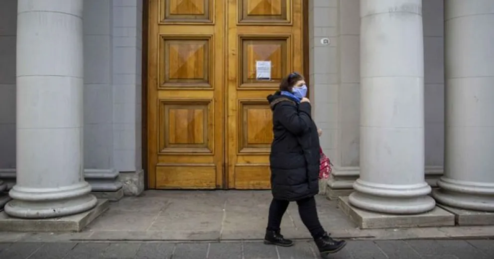 Frenan el cobro de cuotas de un préstamo contra una mujer estafada