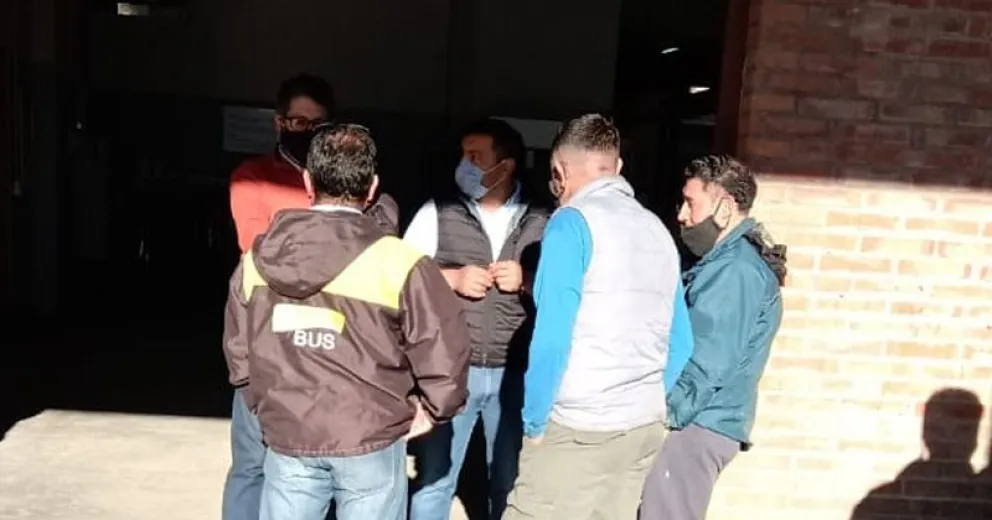 Choferes de Mi Bus aguardan por el depósito para reanudar el servicio del TUP
