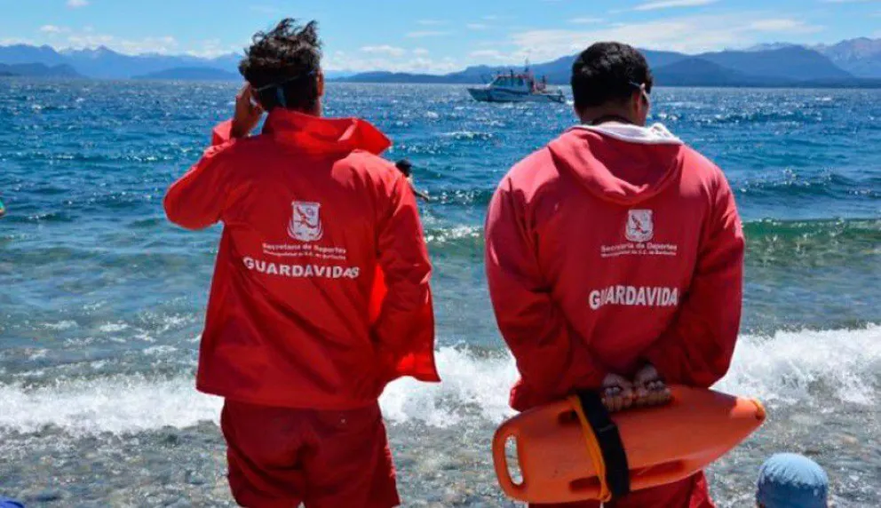 Guardavidas dicen que fueron despedidos: "Ponen en riesgo la vida de quienes elijan ir a las playas"