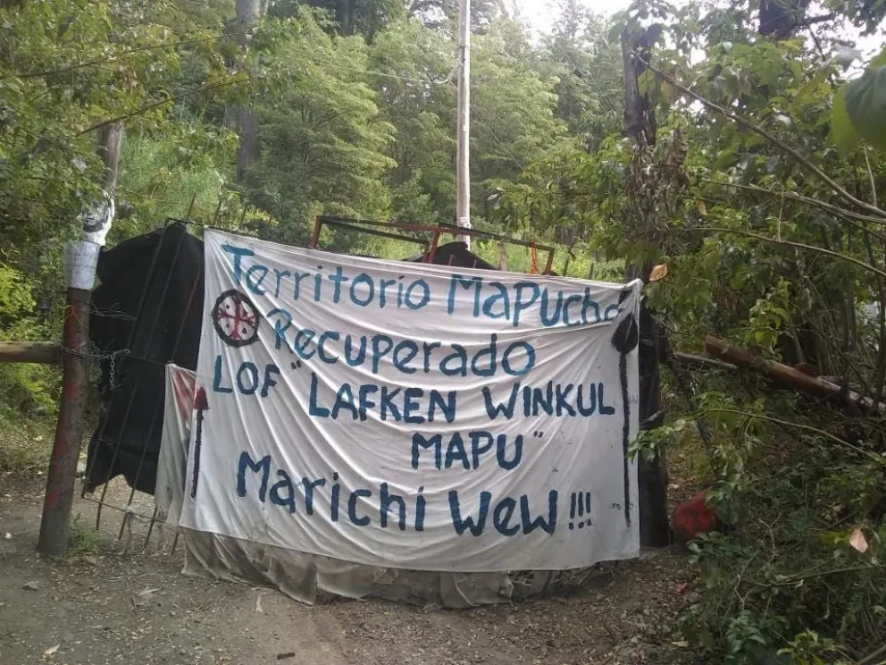 Atacaron a pedradas a un móvil policial en Villa Mascardi