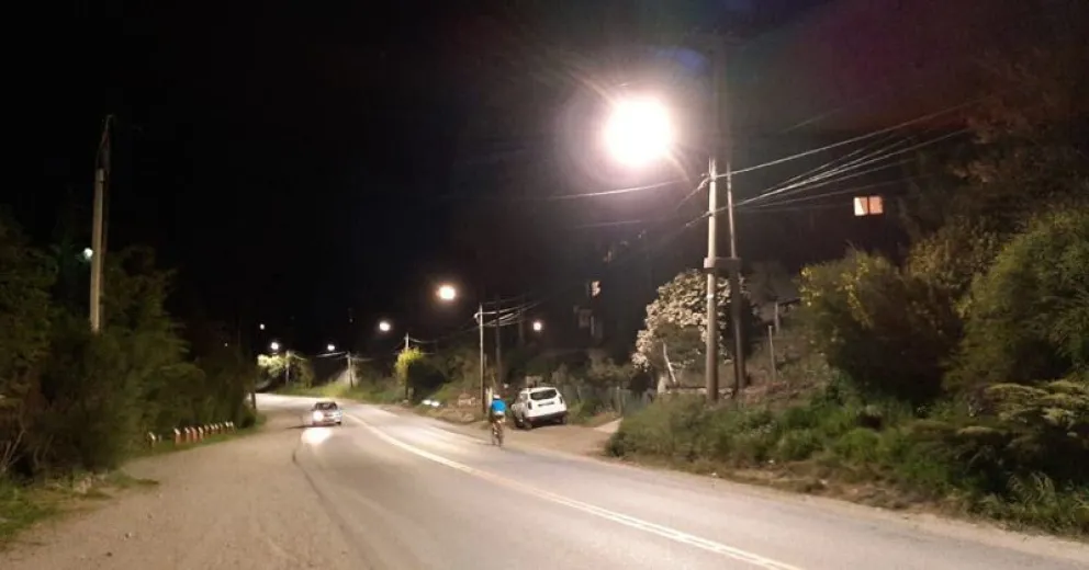 Avanza la instalación de luminaria LED en Bustillo