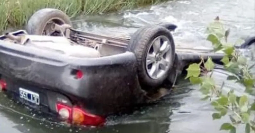 Una pareja cayó a un canal en su automóvil