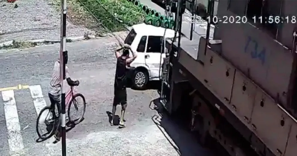 Se salvó de milagro: un tren embistió a un auto que se "paró" en las vías