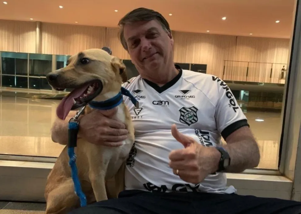 Bolsonaro dijo que la vacuna contra el coronavirus es obligatoria solo para su perro