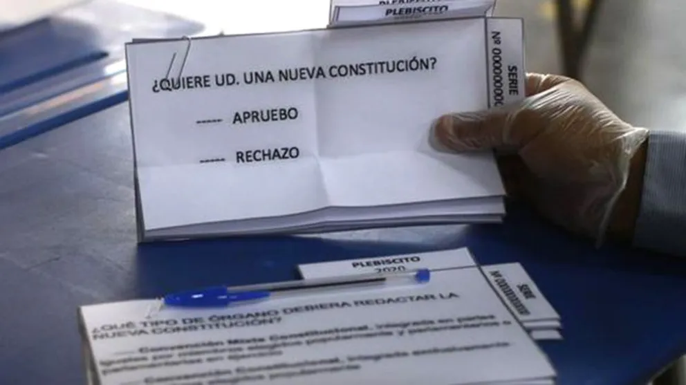 Chile votó masivamente dejar atrás la Constitución impuesta durante la dictadura
