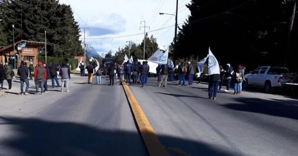 Los tercerizados del Centro Atómico cortaron la Avenida Bustillo