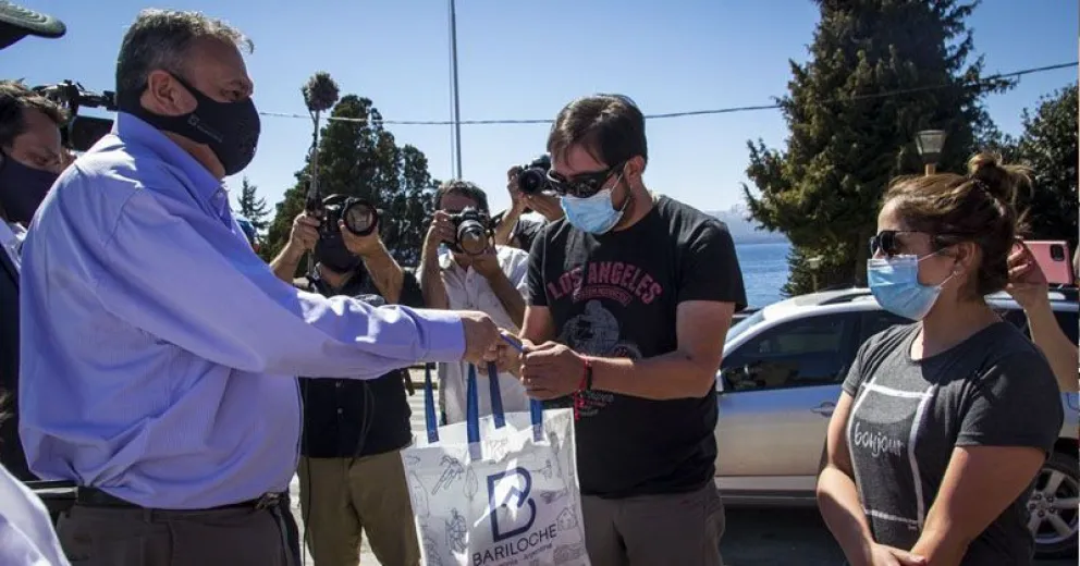Escándalo en Roca por la primera turista que llegó a Bariloche