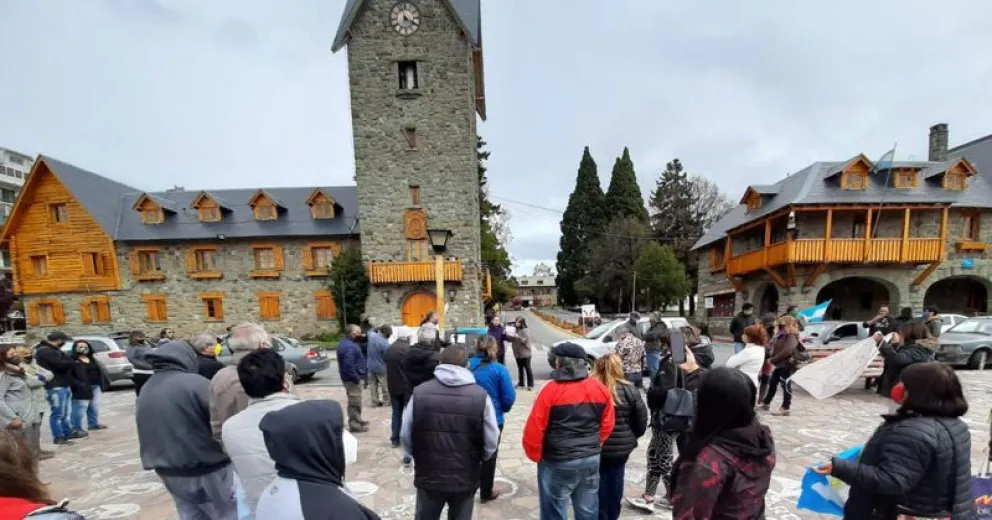 Jubilados municipales reclamaron por la decisión de pagarles en cuotas