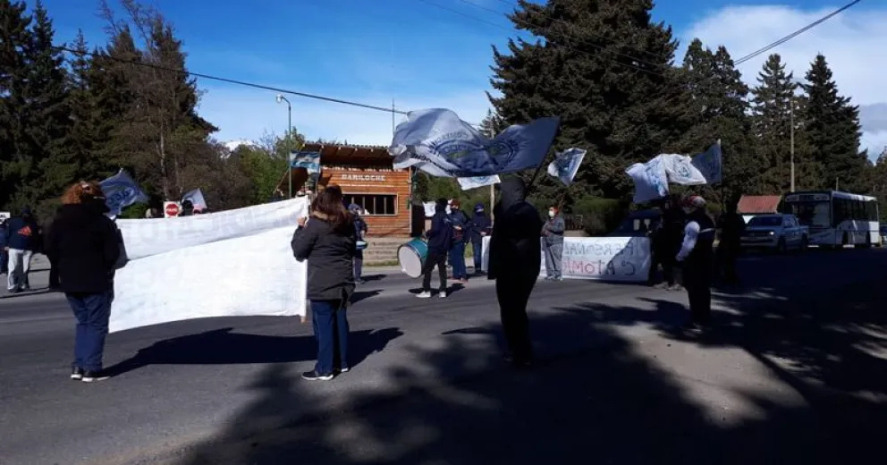 Continúa la manifestación con cortes intermitentes sobre Bustillo