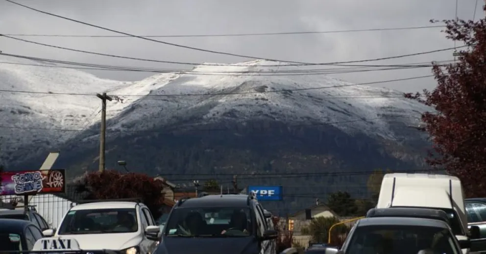 Nevó sobre los cerros y el frío se queda hasta el jueves