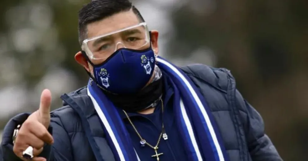 Diego Maradona aislado porque un custodio tuvo síntomas de COVID-19