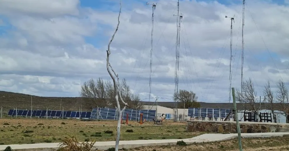 Con generación eólica y solar, Laguna Blanca cuenta con electricidad las 24 horas