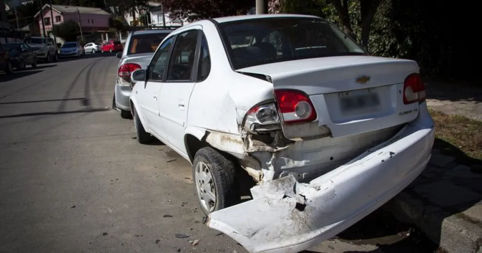 Fugaron a los tiros y destrozaron autos estacionados