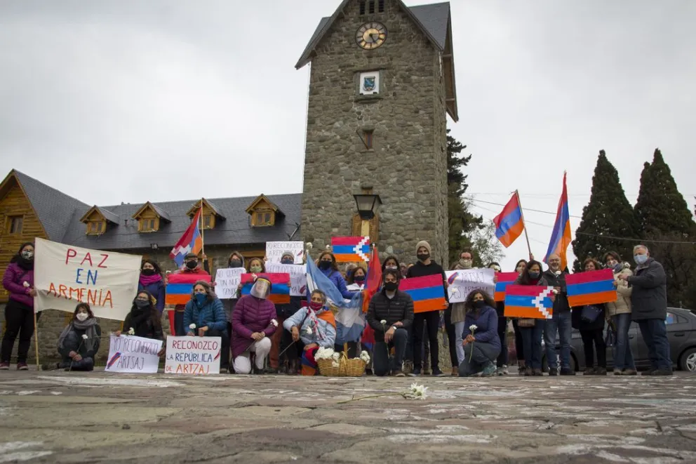 Los armenios expusieron su dolor y pidieron por la paz en el Cívico