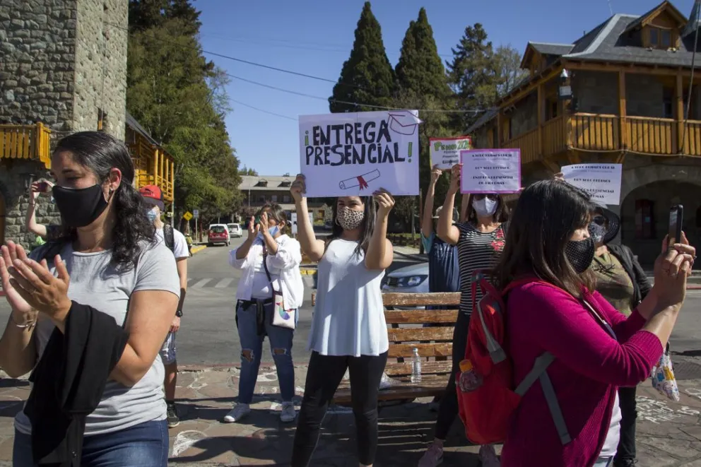 Mucho más que un pedido: “Queremos que nuestras chicas y chicos reciban sus diplomas en actos presenciales”