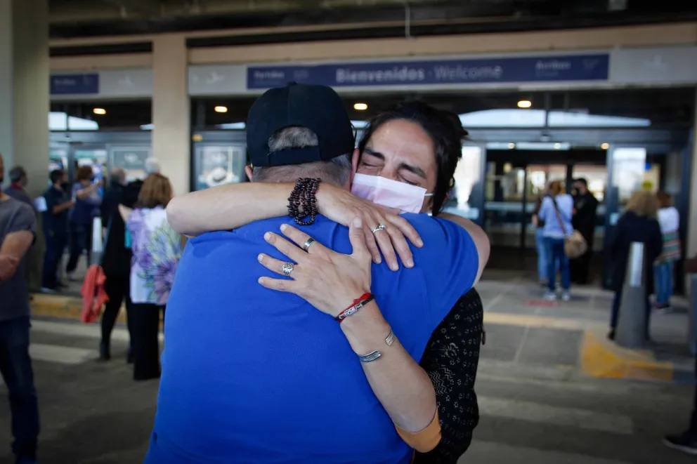 Emotivo reencuentro de familiares en la llegada del primer vuelo