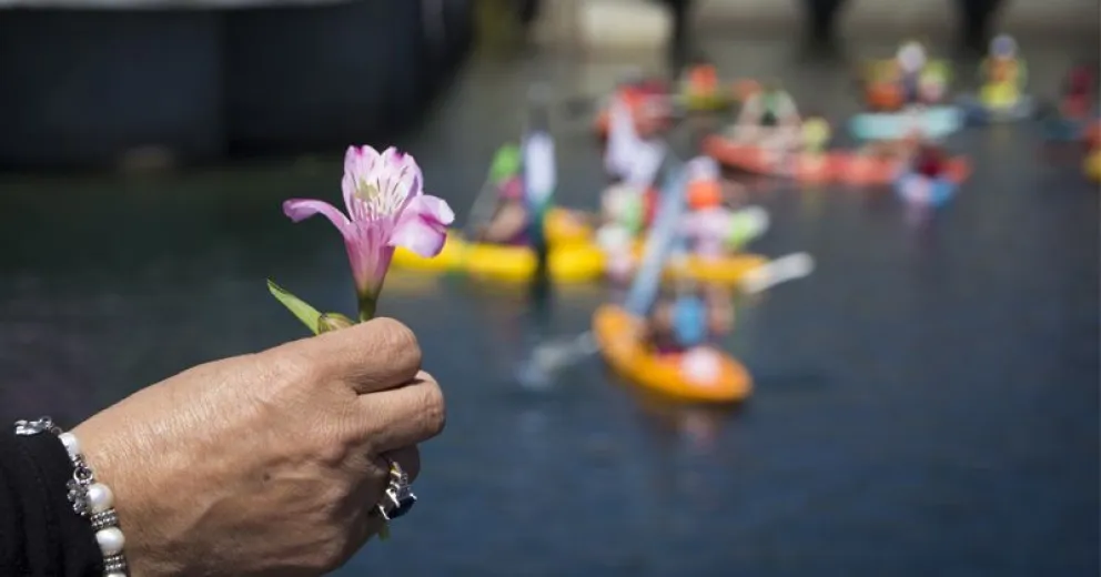 Emotiva ceremonia en el Nahuel Huapi para generar conciencia sobre el cáncer de mama