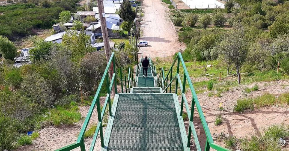 Jóvenes becados terminaron de construir la escalera del barrio El Maitén