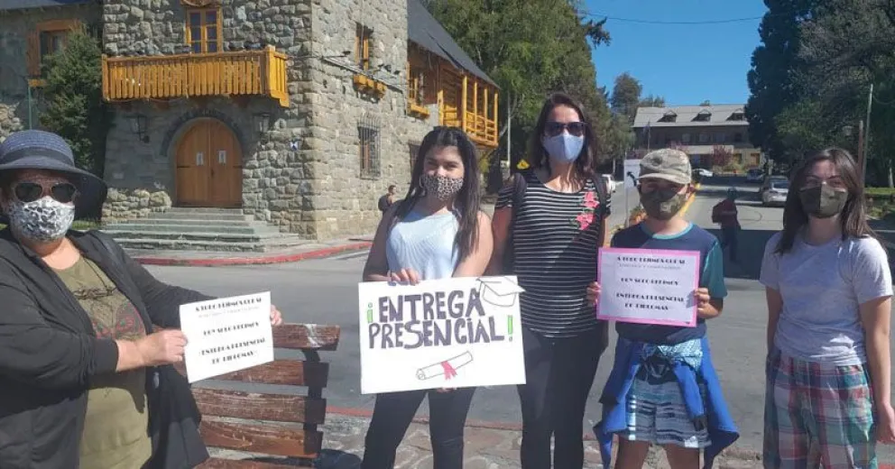 Padres autoconvocados respondieron a UnTER ante la negativa de actos presenciales