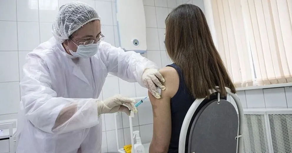 La vacuna rusa será gratuita y se aplicará primero a grupos de riesgo