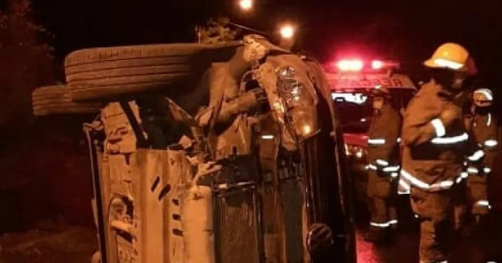 Perdió el control de su utilitario y volcó en la Avenida Bustillo