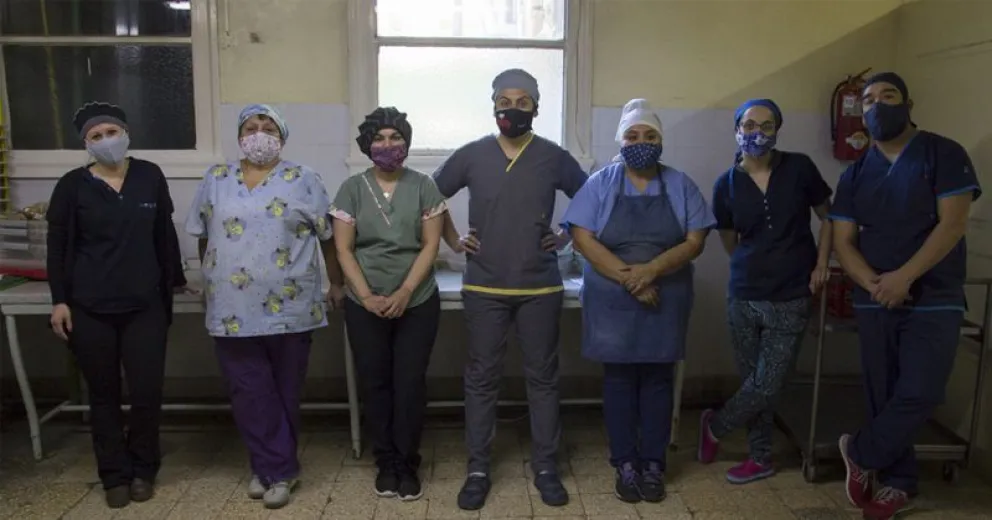 El sector de Cocina del Hospital Zonal continúa con una tarea silenciosa pero indispensable