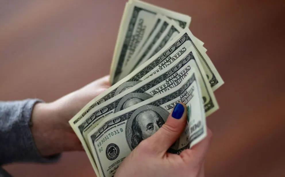 Se cae el dólar paralelo: cerró a 161 pesos