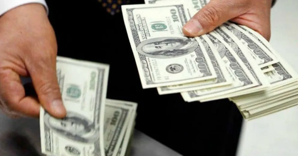 El dólar paralelo bajó cuatro escalones y cerró a 157 pesos