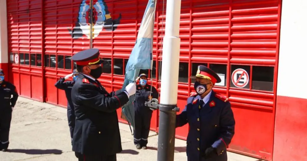 La bandera Argentina bien arriba para recordar los 200 años del izamiento en Malvinas