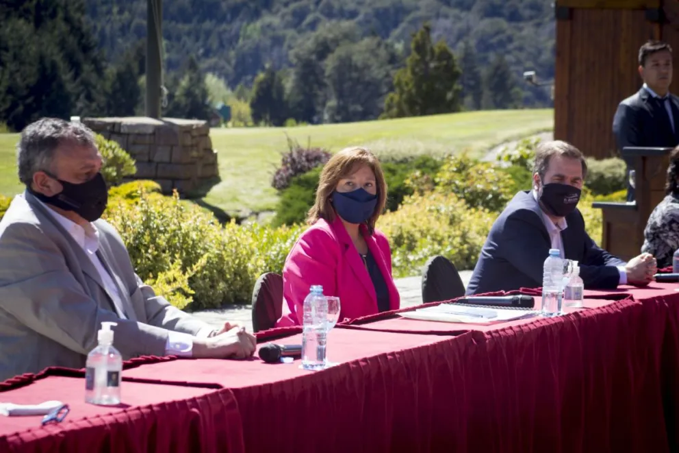 Hay acuerdo con los controles nocturnos y evalúan horarios diferenciados en Bariloche y la costa