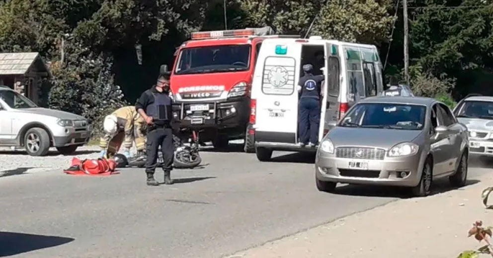 Un motociclista terminó en el hospital tras fuerte choque en Bustillo