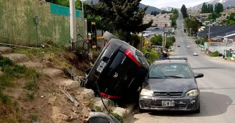 El conductor del auto volcado estaba ebrio y no tenía carnet