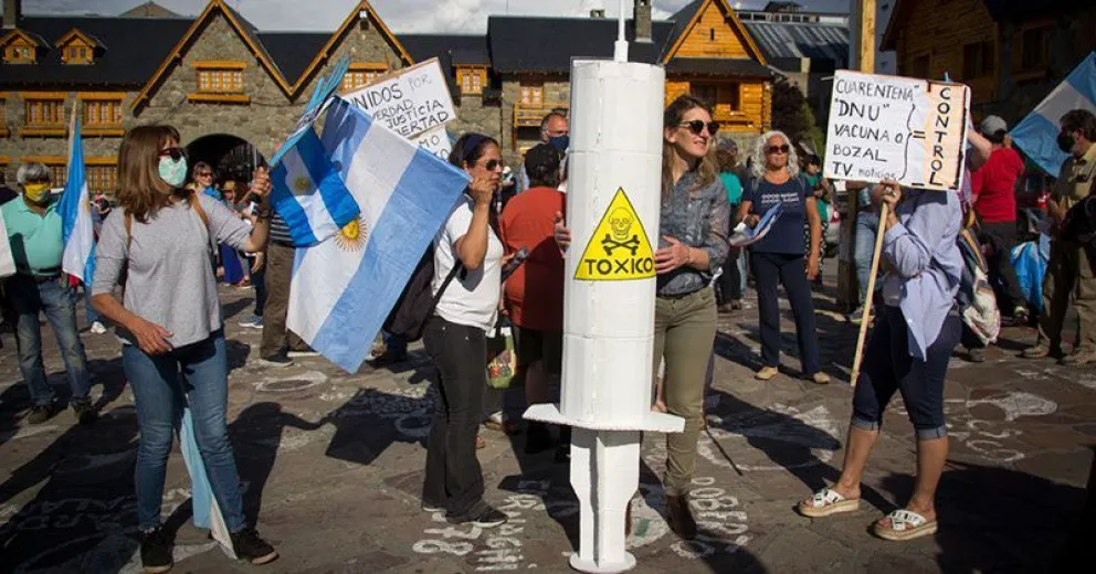 Insignias argentinas, pero también letreros contra el kirchnerismo